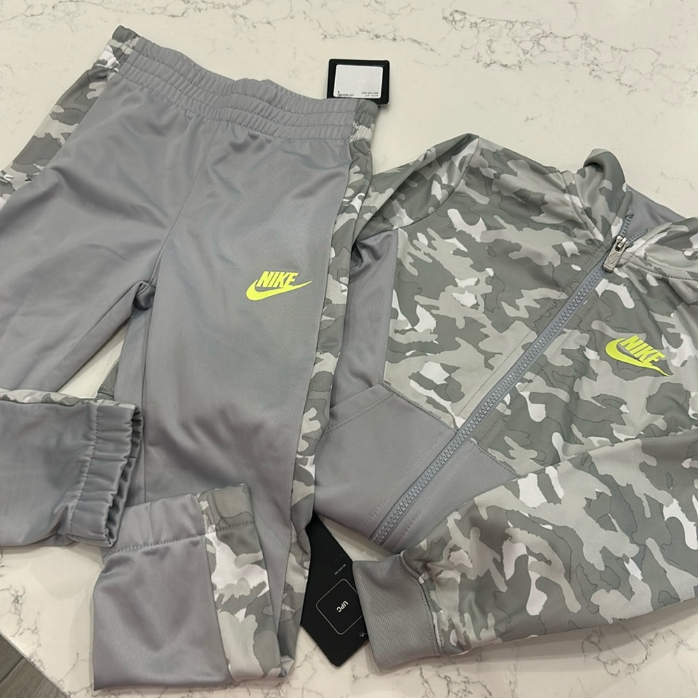 NWT Nike Boys 2pc set Light smoke grey